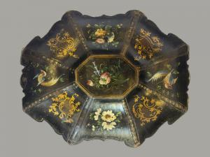 Centrotavola in papier-mâché laccato nero, decorato con motivi floreali policromi e ricchi fregi dorati, Francia secolo XIX.